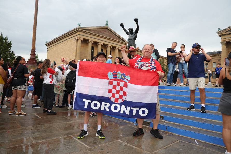 SP 2026 Philadelphia: Navijači Hrvatske fotografiraju se uz spomenik Rockyju