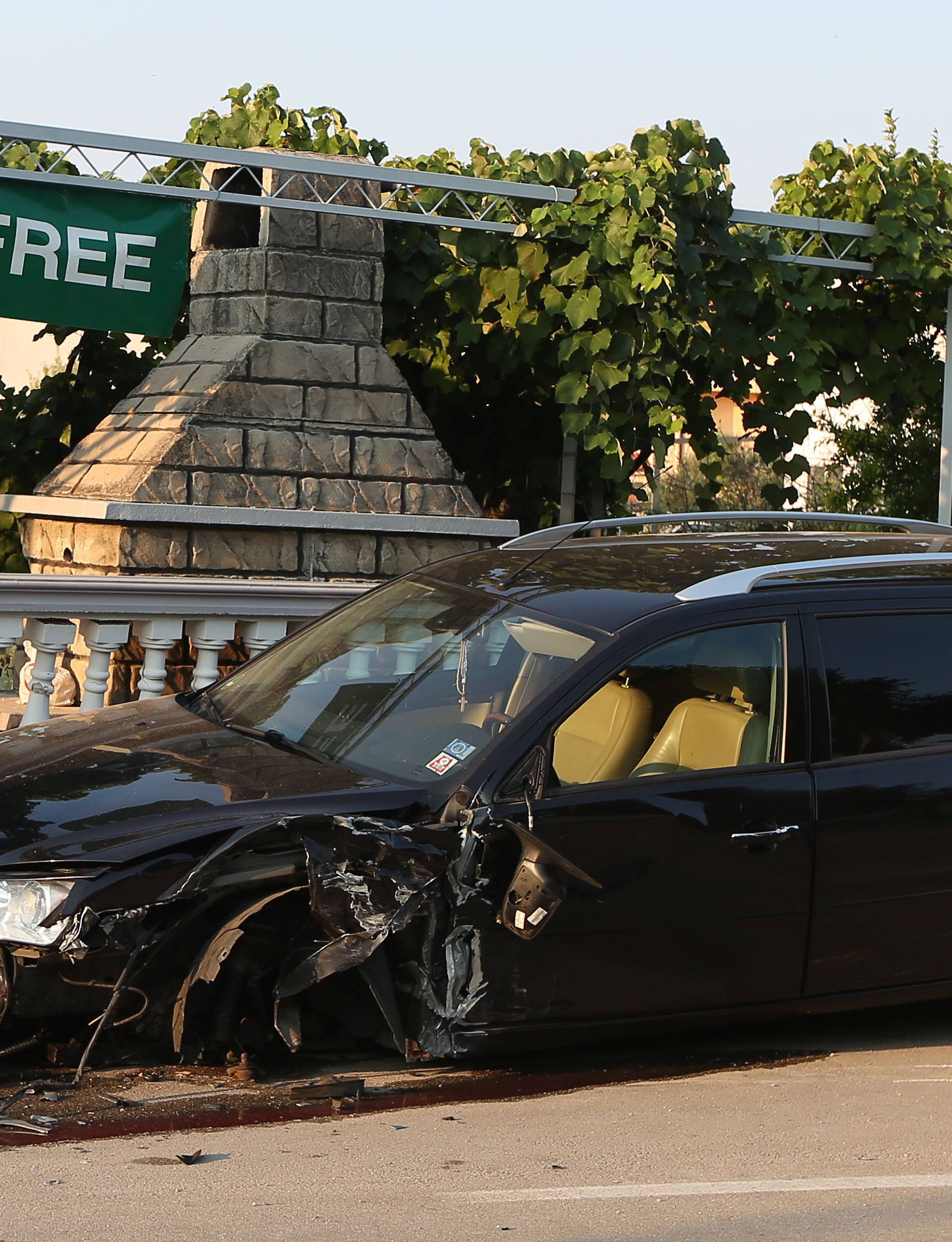 Nesreća u Srimi: Mladić udario u parkirane aute i dvorišni zid