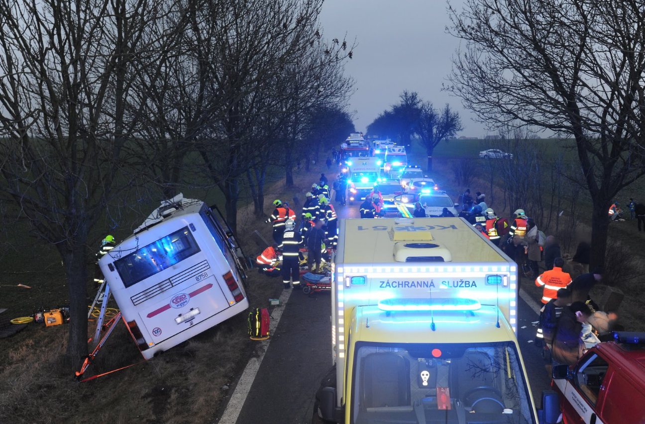 Autobus udario u drvo: Troje mrtvih, ima mnogo ozlijeđenih