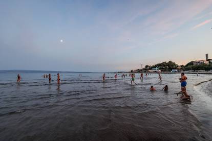 FOTO Noćni kadrovi s Bačvica: Mnogi čekaju kraj dana da po ovim vrućinama odu na kupanje