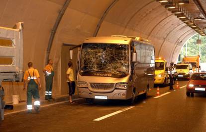 Bus pun radnika zabio se u teretnjak, četvero se ozlijedilo