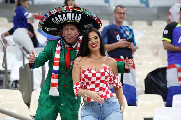 KATAR 2022 - Ivana Knoll na tribinama u društvu navijača pozirala  fotografima 