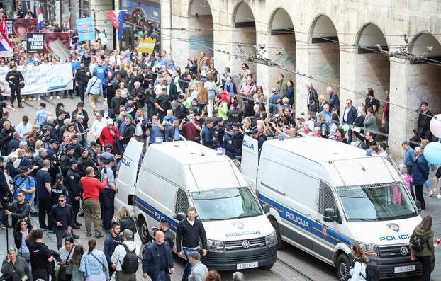 Zagreb: Protuprosvjednice blokirale Hod za život, odnijela ih interventna policija