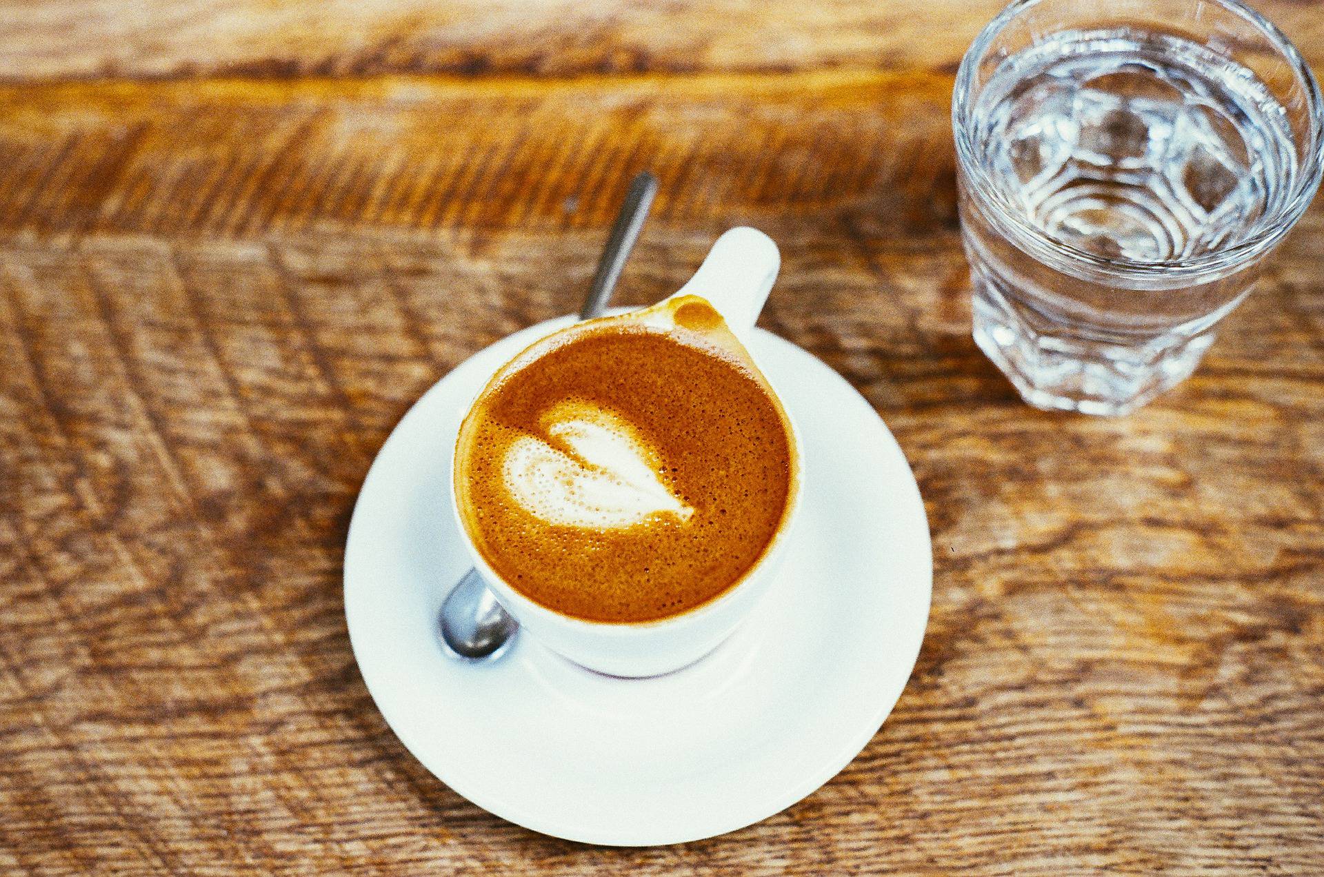 Tri stvari koje nutricionist želi da prestanete stavljati u kavu