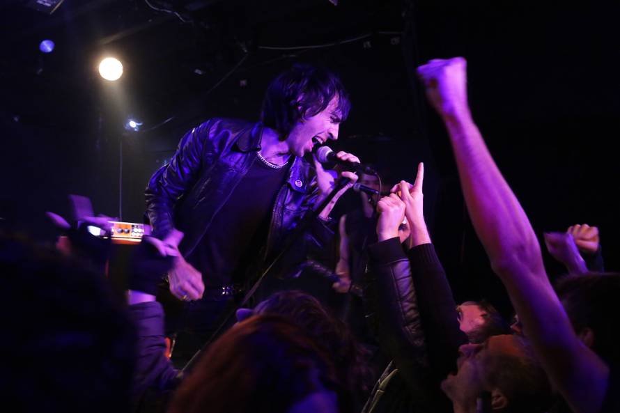 Redari su odvlačili 'nestašne' obožavateljice s bine u  Močvari