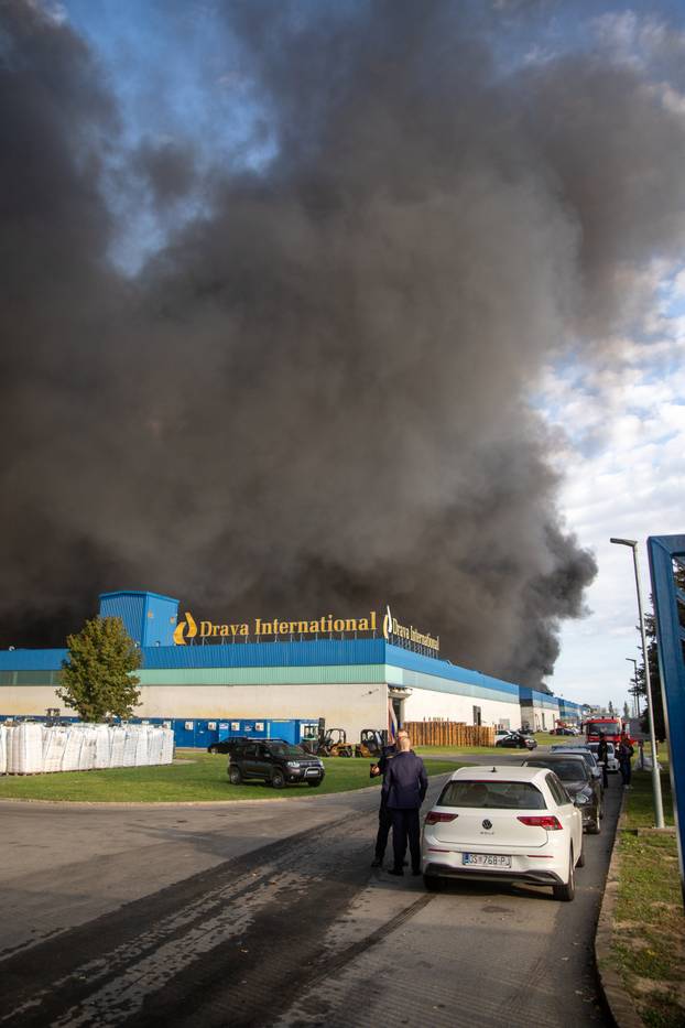 Osijek: Usporeno je širenje velikog požara u osječkoj tvrtki za preradu plastike "Drava International"