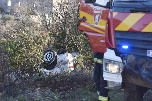 Prometna nesre?a kod Šibenika, auto izletio s ceste i završio na krovu