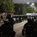 Tisuće ljudi stiglo je u Beograd, bačeni topovski udari, kordon policije krenuo na prosvjednike
