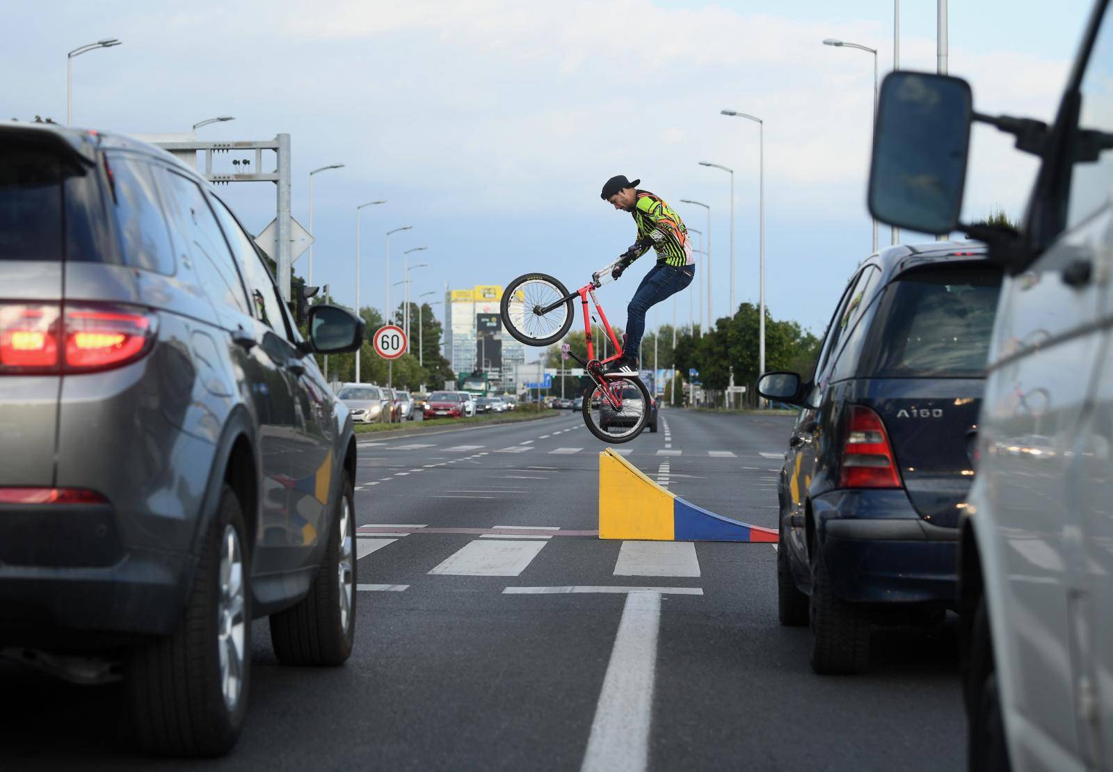 Zagreb: Vratolomijama na BMX-u kratio vrijeme vozačima tijekom crvenog semafora