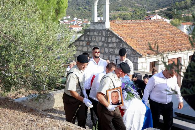 Vinišće: Posljedni ispraćaj pomorca Boška Kostovića stradalog u nesreći Jadrolinijinog trajekta