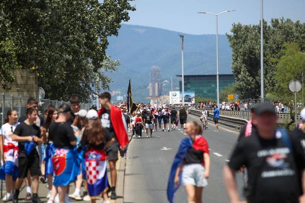Zagreb: Tisu&cacute;e fanova Thompsona prolazi Mostom mladosti koji je zatvoren za promet