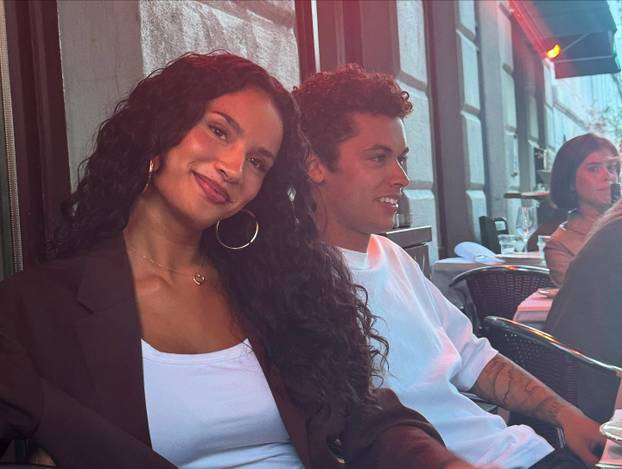 Šuškalo se da joj dečko spava sa zvijezdom platforme za odrasle. Objavom ušutkala sve tračeve