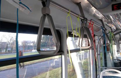 Zagrepčane su u tramvajima dočekale vezice s porukama