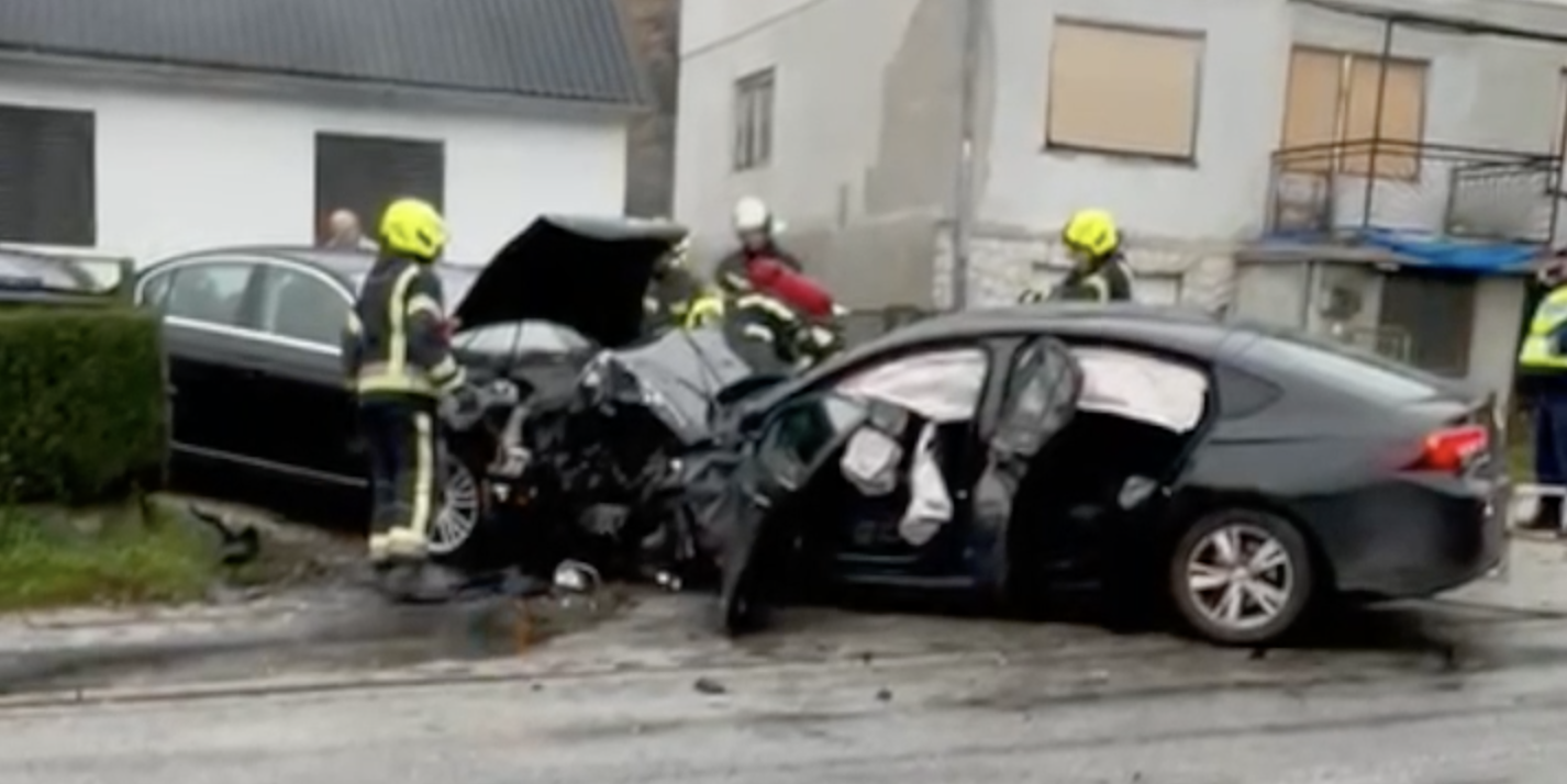 VIDEO Nesreća u Vukomercu: 'Sudarila se tri auta, vatrogasci pokušavaju razdvojiti vozila'