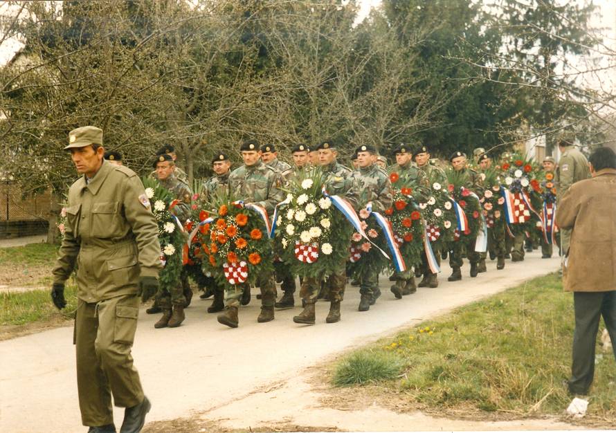 Srpska paravojska natjerala ih 'brati grožđe' u minskom polju. Uhvatili su se za ruke i krenuli...
