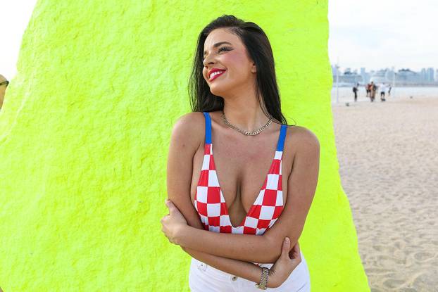 ARHIVA - Ivana Knoll pozirala u kockastom kupaćem kostimu na plaži Ras Abu Aboud