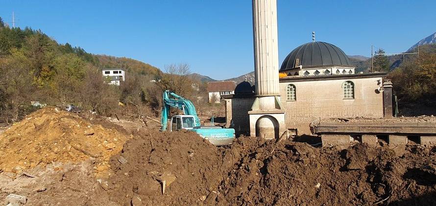 VIDEO Bageri stigli u Jablanicu, čiste zemlju oko džamije: 'Došli smo od srca pomoći našoj braći'