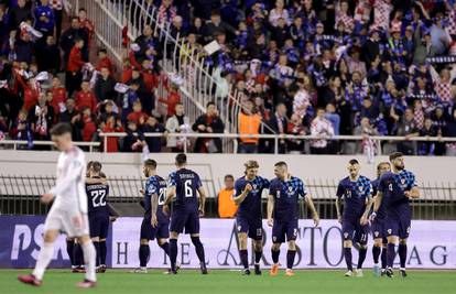 Uefa kaznila HNS zbog bacanja petardi. Stiglo i upozorenje!