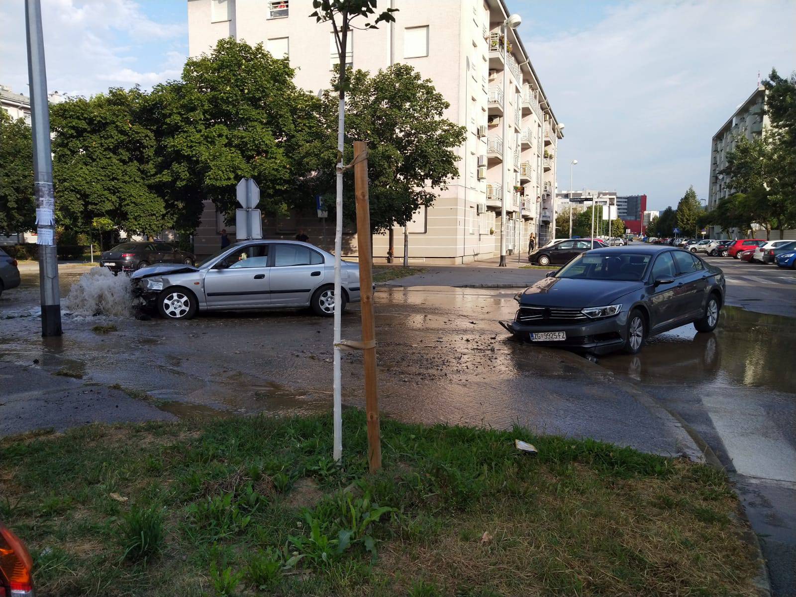 Sudarili se na Vrbanima: Auto u hidrantu, vozačica u bolnici