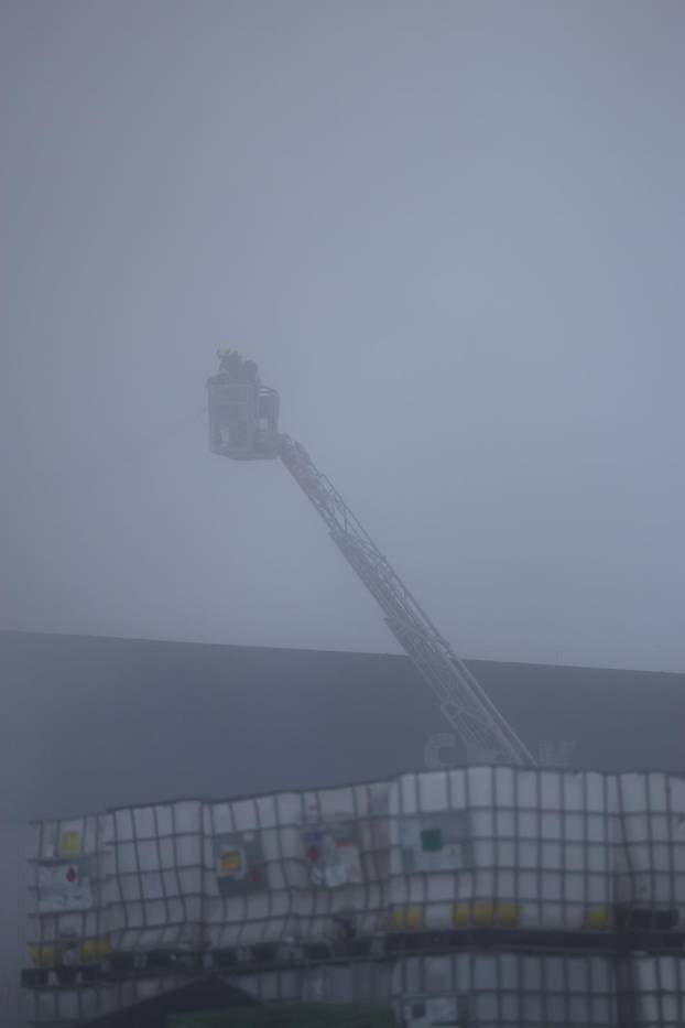 Vatrogasci i policija ispred CIAK-a gdje je tijekom noći izbio požar