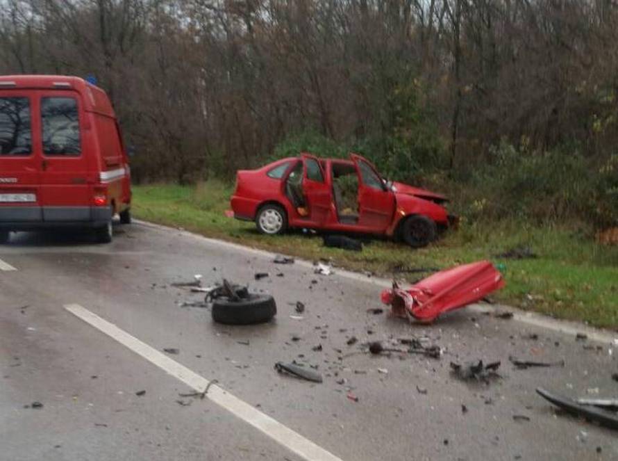 Poginuo je muškarac: Ostao je prikliješten u smrskanom autu