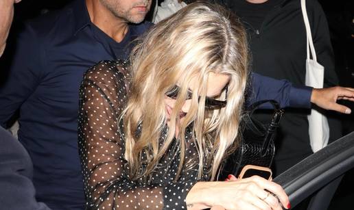 Slavnu ljepoticu fotografi ulovili u nezgodnom trenutku: Kasnije s pjevačicom stigla na reviju...