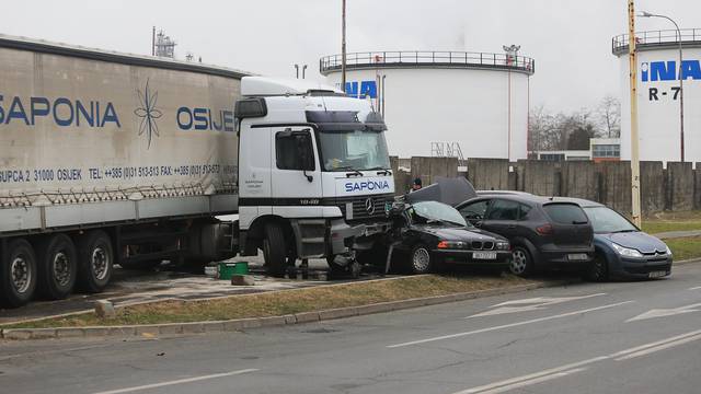 Šleper proklizao pa je zgužvao 4 automobila na parkiralištu