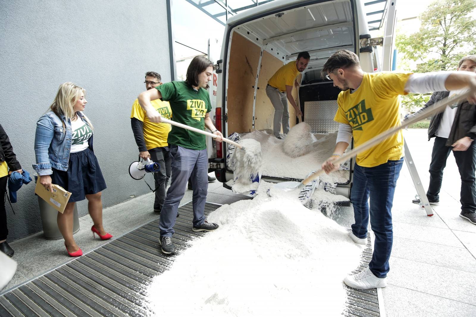 Zagreb: Ivan Vilibor Sinčić i članovi Živog zida istovarili 300 kg soli ispred Ministarstva gospodarstva