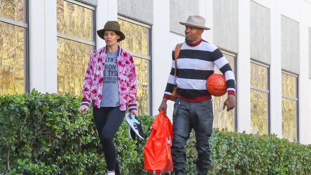 *PREMIUM-EXCLUSIVE* Katie Holmes and Jamie Foxx spend Valentine's Day playing basketball *NO NY PAPERS*