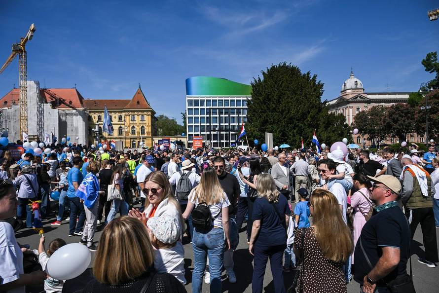Zagreb: Okupljanje sudionika Hoda za život ispred HNK