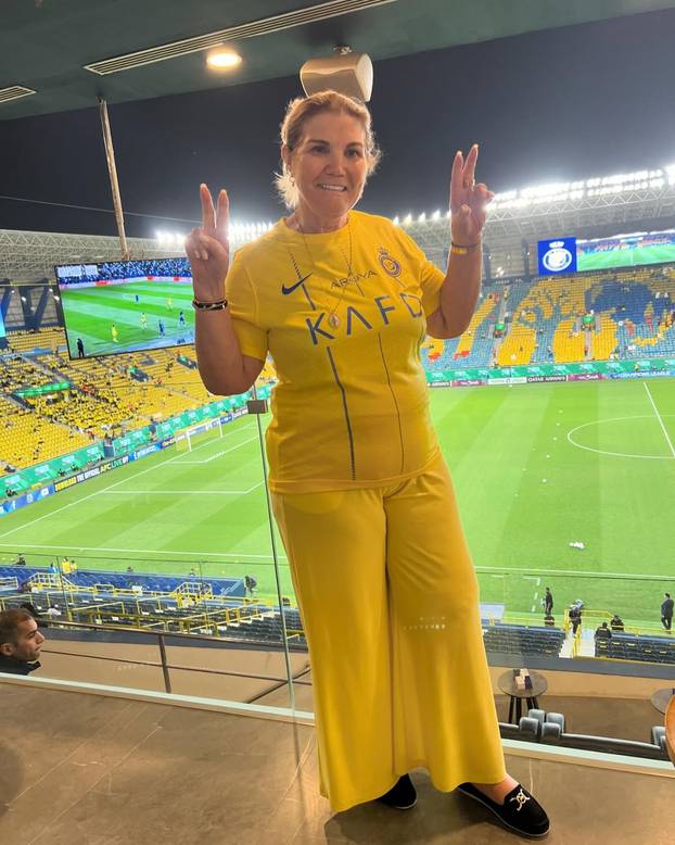 FOTO Mama Cristiana Ronalda nosi komplet od samo 17,99 €