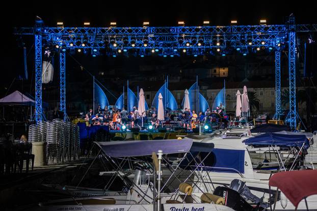 Proba na velikoj pozornici u Vela Luci