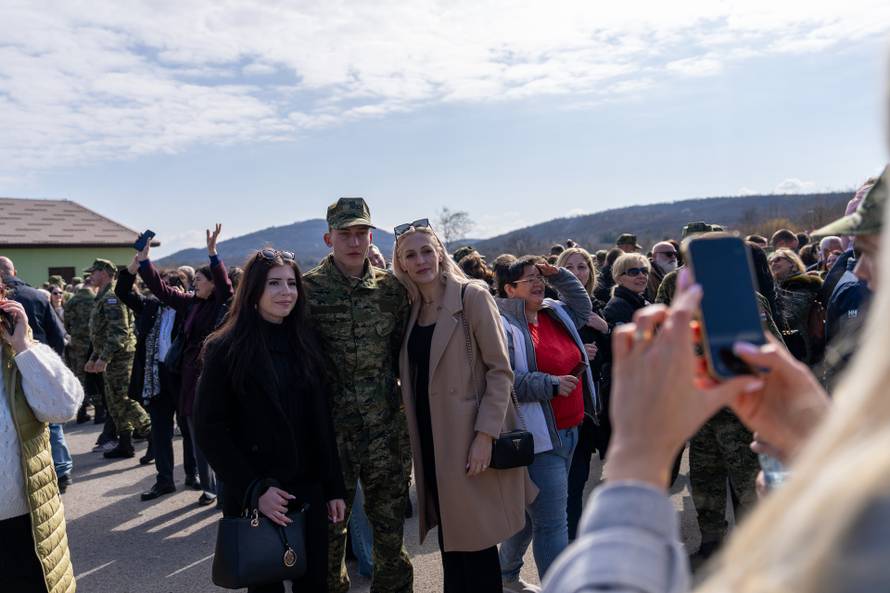 Svečana prisega ročnika na temeljnom vojnom osposobljavanju u Slunju