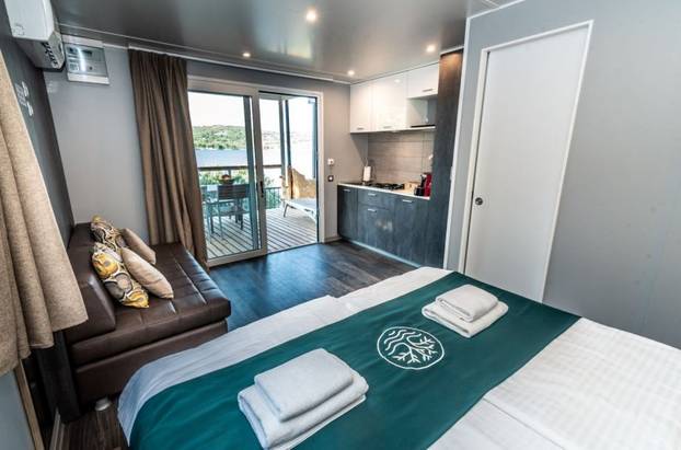 Prodaje se luksuzna mobilna kućica u Tisnom kraj plaže. Ima 22 kvadrata. Cijena? 'Povoljna'