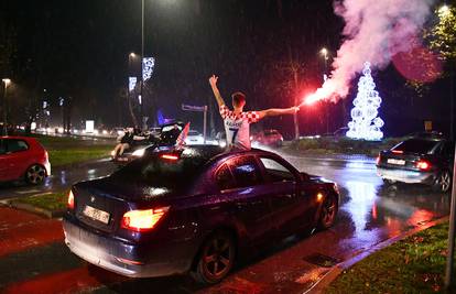 VIDEO Hladnoća im ne smeta: Navijači iz Slavonskog Broda po kiši slavili pobjedu Vatrenih!