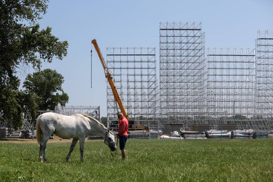 Zagreb: Postavljanje pozornice za koncert Marka Perkovića Thompsona 
