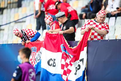 Zagrijavanje nogometaša uoči početka utakmice Španjolska - Hrvatska