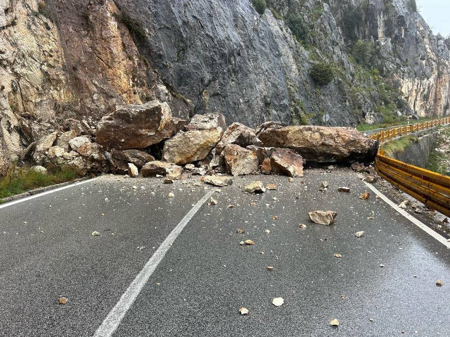 Zbog odrona na prijevoju Stupica za sav promet je zatvorena cesta Makarska -Vrgorac