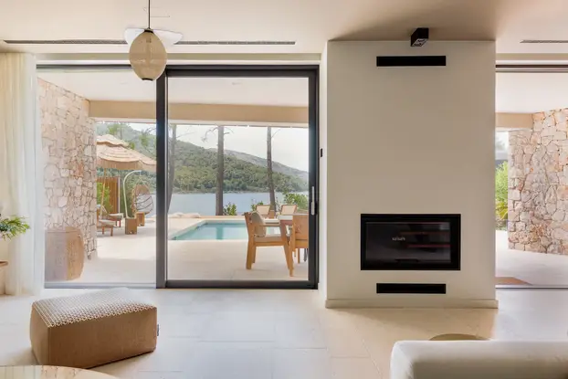 FOTO Prekrasna vila na Hvaru dobila je nagradu za dizajn - neprimjetno uranja u okoliš