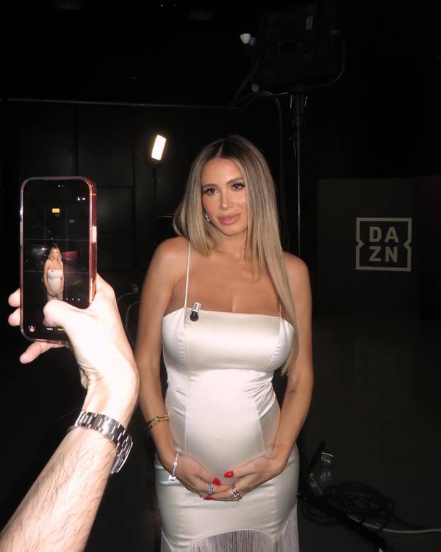 FOTO Trudna je, ali i dalje radi! Diletta objavila fotke s posla, a fanovi 'poludjeli': 'Ti si čarobna'
