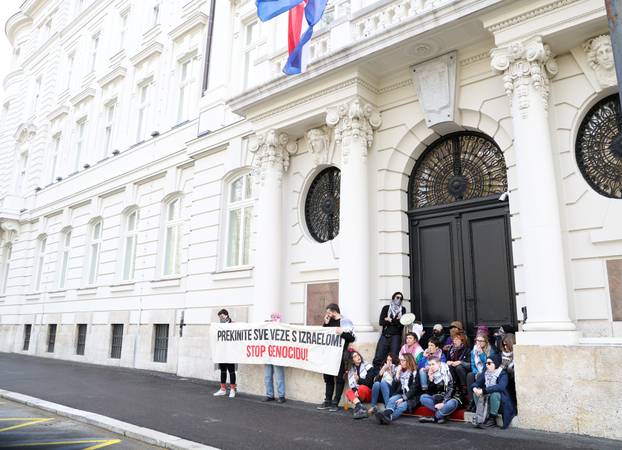 Zagreb: Blokade ulaza u Ministarstvo vanjskih i Europskih poslova, kao čin protesta protiv hrvatskog sudioništva u genocidu u Gazi