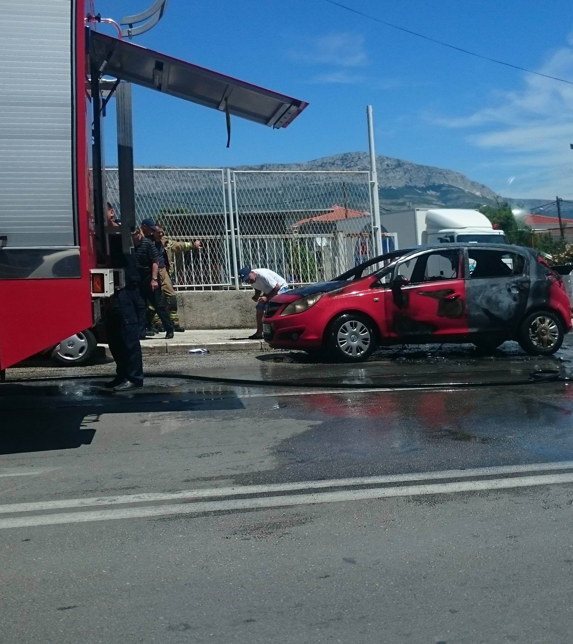 Izgorio Opel u Splitu: Srećom, nitko u požaru  nije ozlijeđen