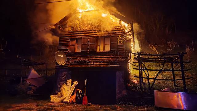 Vatra je progutala vikendicu u Slunju: 'Vjerujemo da je do požara došlo zbog dimnjaka'