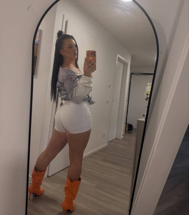 FOTO Fatalna mama Vanesa radi burek i usisava stan u štiklama