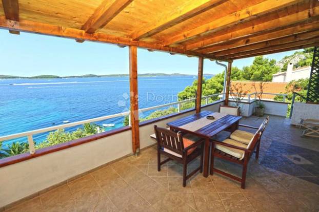 Idila na Hvaru: Kamena kuća sa 'svojom' plažom i privatnim vezom za 3,5 milijuna eura