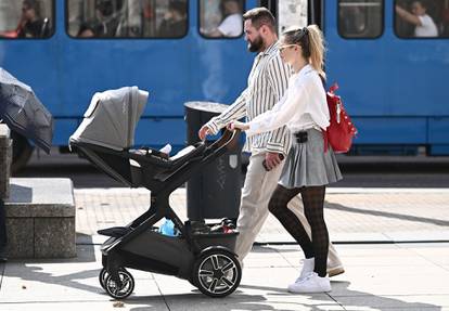 Slatki prizori iz Zagreba: Matija Cvek u šetnji s novopečenom suprugom i njihovom kćeri...