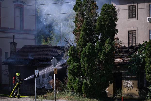 Zagreb: Požar u napuštenoj baraci kod Zapadnog kolodvora