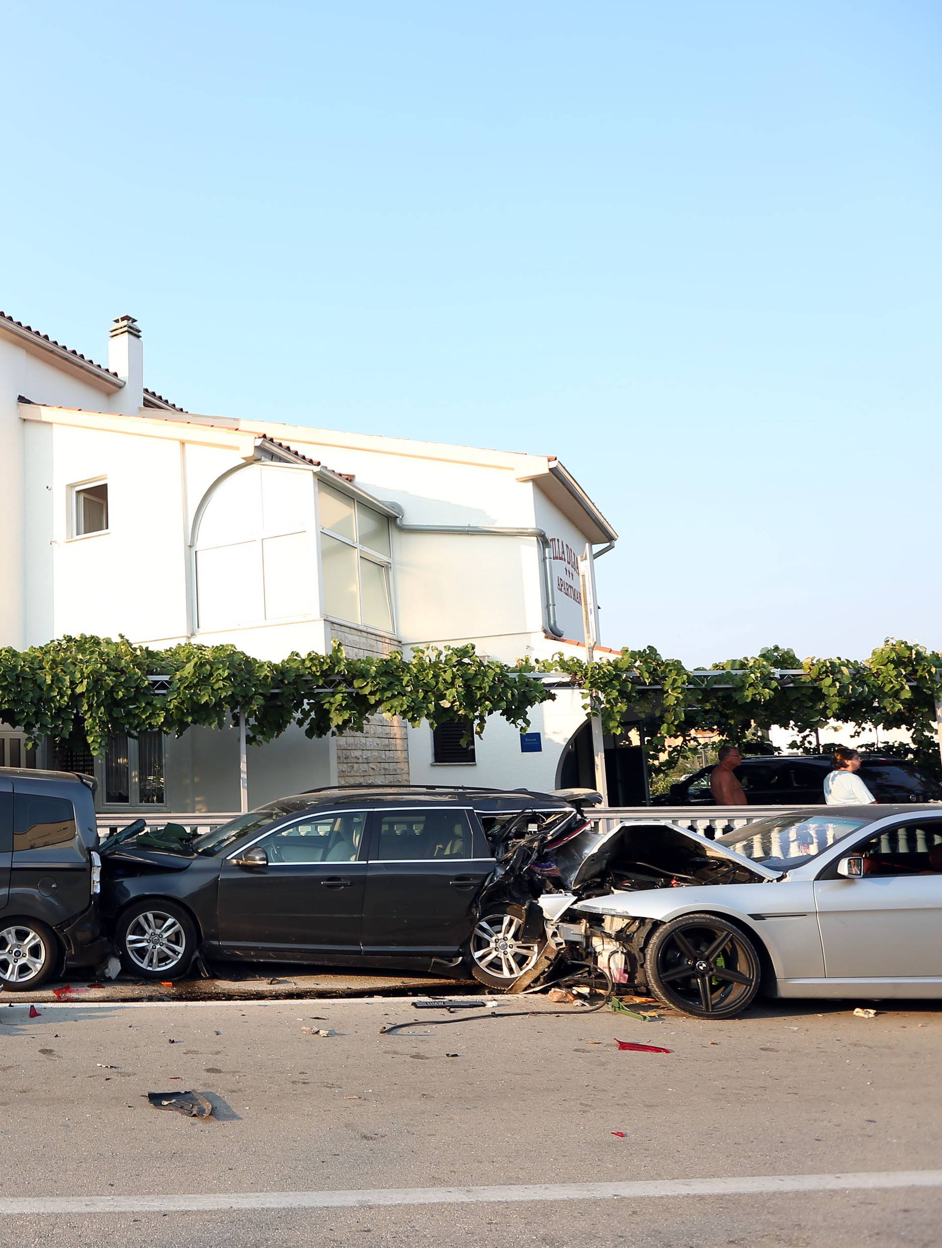 Srima: Udario četiri parkirana auta i zid, vozač se ozlijedio