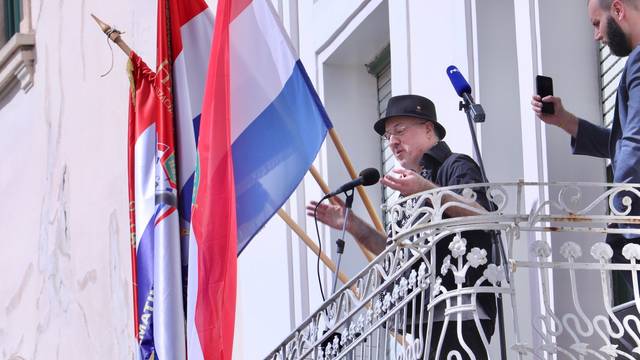Split: Siniša Vuco nakon konferencije svirao građanima s balkona