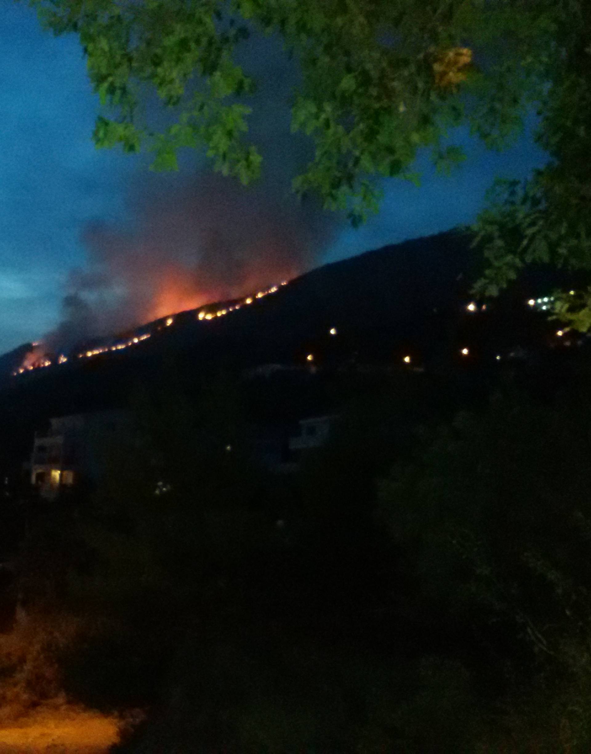 Vatrogasci paze da ne dođe do kuća: Požar iznad Podstrane